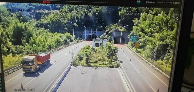 注意！宜宾这个地方，因高速隧道入口处开裂，交通管制20天！绕行(图2)