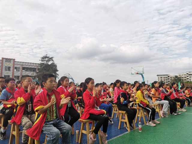 泸县一企业捐资30万改善一心学校办学条件(图3)