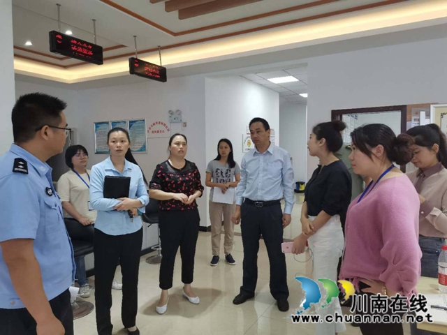 泸县玉蟾街道督导社区党群服务中心亲民化改造和网格管理工作(图2)