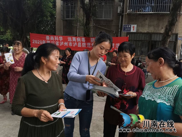 泸县玉蟾街道开展防范邪教宣传月活动(图1)