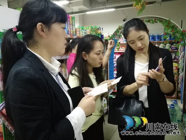 泸县市场监管局开展“双节”节前化妆品安全检查(图2)