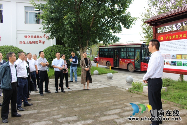 泸县玉蟾街道召开村（居）务公开工作推进会(图1)