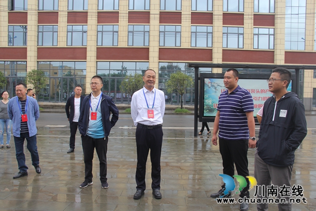 泸县政协到云龙镇跟踪视察场镇及公交站公厕建设工作(图1)