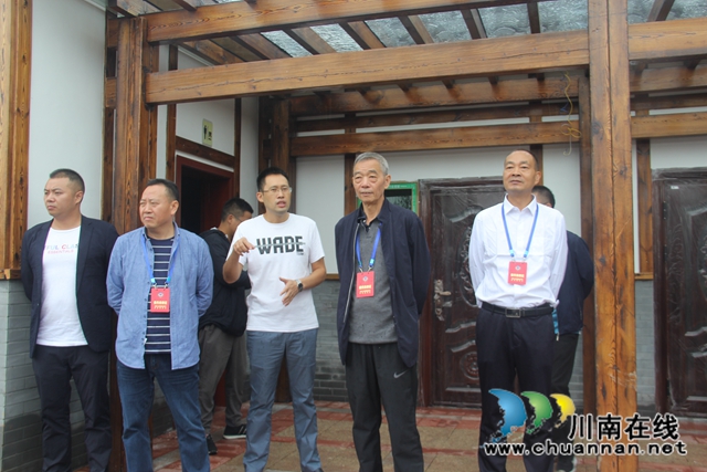 泸县政协到云龙镇跟踪视察场镇及公交站公厕建设工作(图2)