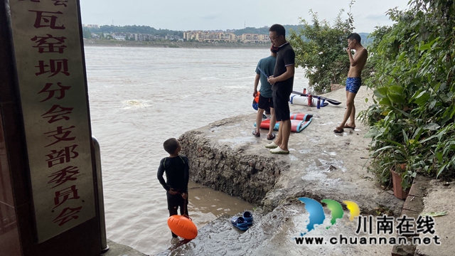 江阳区华阳街道：加强暑期“野泳”劝导，守护生命安全(图1)