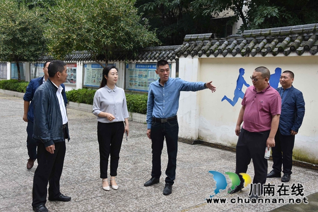 四川省残疾人福利基金会到泸县玉蟾街道调研残疾人工作(图1)