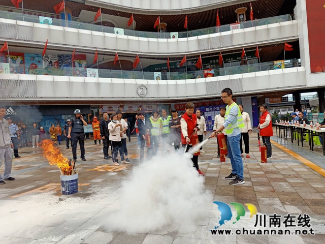 泸县玉蟾街道开展消防反恐演练专题活动(图1) 泸县玉蟾街道开展消防反恐演练专题活动(图1)