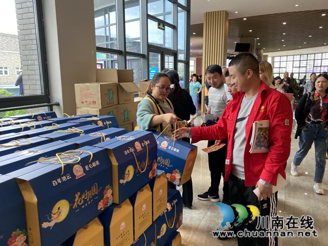 合江县总工会开展2020年“迎国庆·圆中秋”进园区“六送”活动(图3) 合江县总工会开展2020年“迎国庆·圆中秋”进园区“六送”活动(图3)