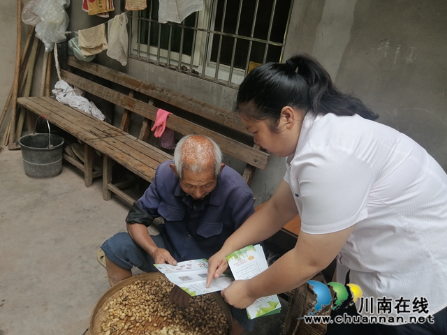 内江经开区靖民镇双塘村积极开展农村医疗保险收缴宣传(图1)