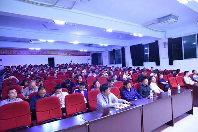 叙永一中邀请全国课改专家作专题讲座(图2) 叙永一中邀请全国课改专家作专题讲座(图2)