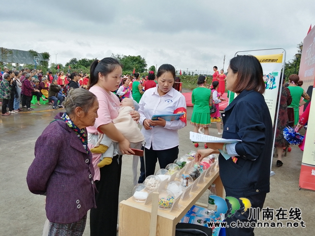 内江经开区靖民镇:禁毒宣传进社区,助推平安建设(图3) 内江经开区靖民镇:禁毒宣传进社区,助推平安建设(图3)