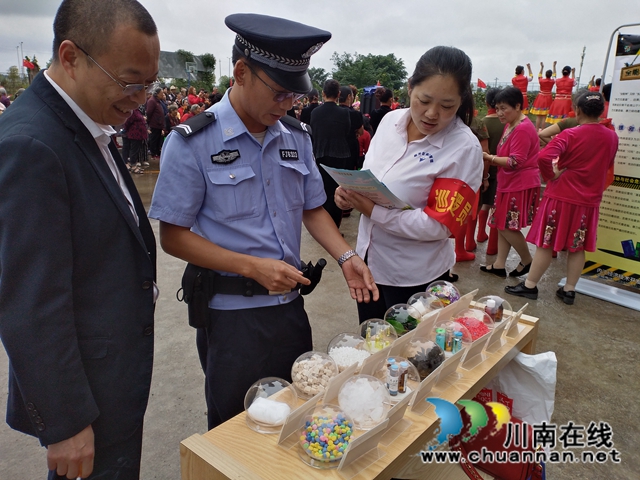 内江经开区靖民镇:禁毒宣传进社区,助推平安建设(图1) 内江经开区靖民镇:禁毒宣传进社区,助推平安建设(图1)