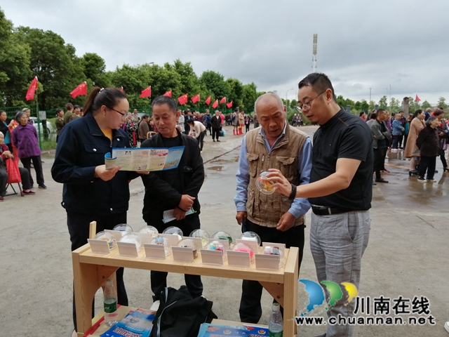 内江经开区靖民镇:禁毒宣传进社区,助推平安建设(图2) 内江经开区靖民镇:禁毒宣传进社区,助推平安建设(图2)