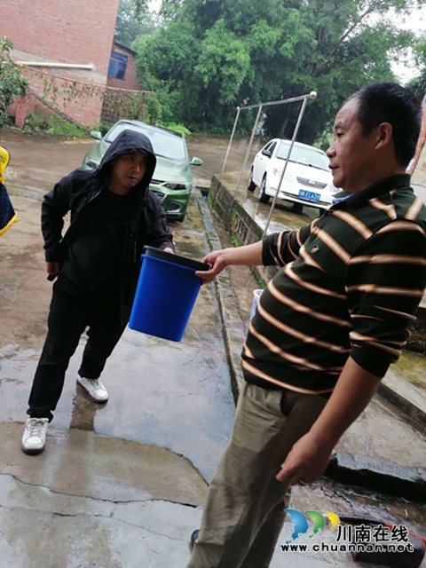 内江经开区靖民镇双雁社区：分发垃圾桶助力创卫(图1)