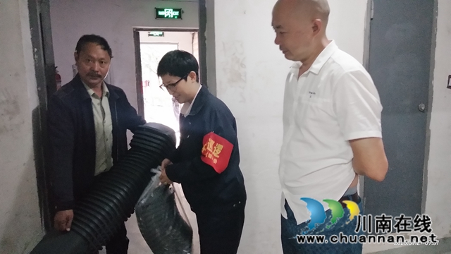 内江经开区靖民镇双雁社区：分发垃圾桶助力创卫(图3)