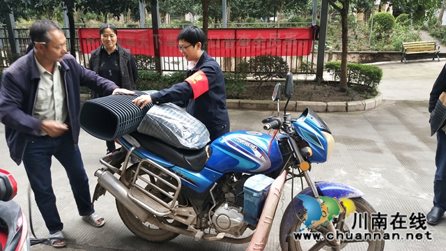 内江经开区靖民镇双雁社区：分发垃圾桶助力创卫(图2)