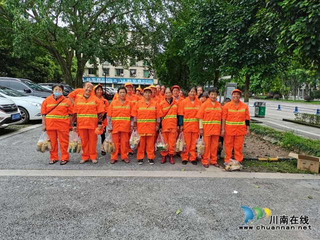 泸县综合行政执法局：暖心慰问环卫工人，真情传递节日祝福(图2)