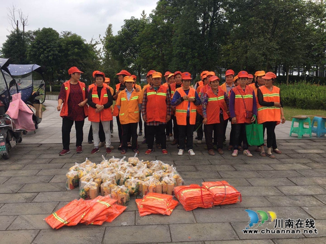 泸县综合行政执法局：暖心慰问环卫工人，真情传递节日祝福(图1)