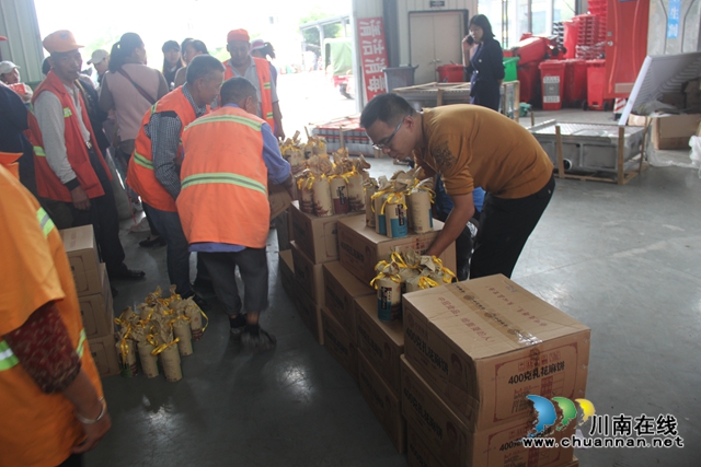 泸县综合行政执法局：暖心慰问环卫工人，真情传递节日祝福(图3)