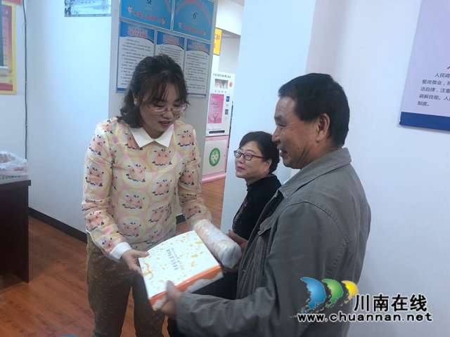 江阳区华阳街道龙腾社区开展情暖中秋慰问失独家庭活动(图1)