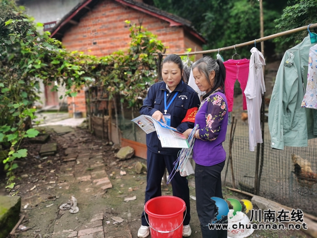 内江经开区靖民镇石马村：“双节”将至，捂紧钱袋子，开展防诈骗宣传(图2)