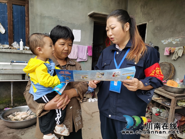 内江经开区靖民镇石马村：“双节”将至，捂紧钱袋子，开展防诈骗宣传(图1)