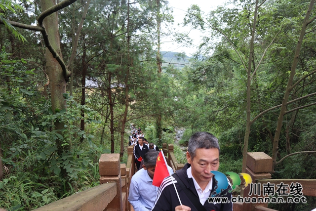 泸县云龙镇开展“庆国庆迎中秋”爱国主义教育实践活动(图1)