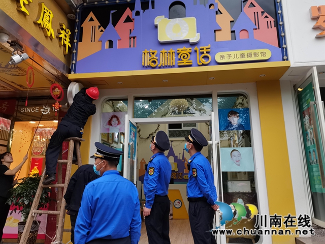 泸县综合行政执法局：拆除违规灯箱广告、违规梯踏步，营造文明有序环境(图1)