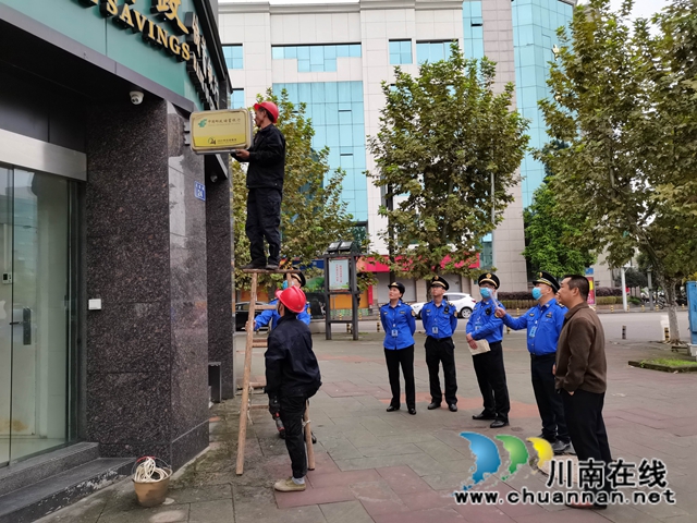 泸县综合行政执法局：拆除违规灯箱广告、违规梯踏步，营造文明有序环境(图2)