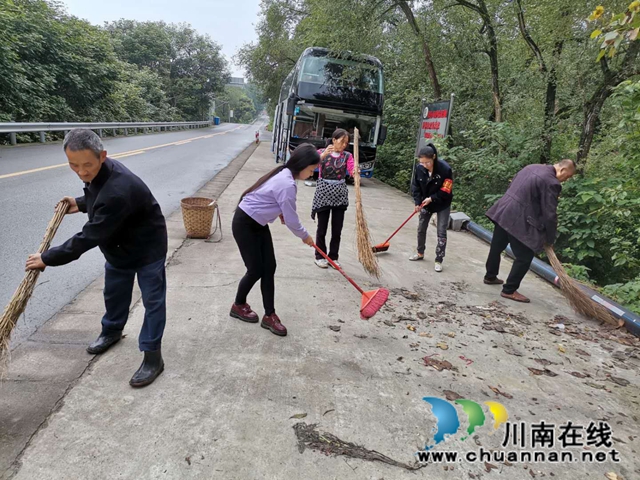 内江经开区靖民镇石坝村开展月末大清扫活动(图1)