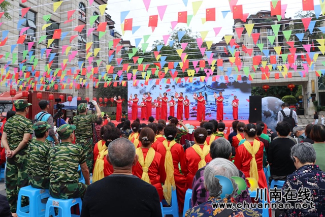 江阳区华阳街道:小区节日氛围浓(图1) 江阳区华阳街道:小区节日氛围浓(图1)