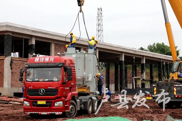 “心脏”装好了！川南城际铁路内自泸段首台牵引变压器就位(图5)