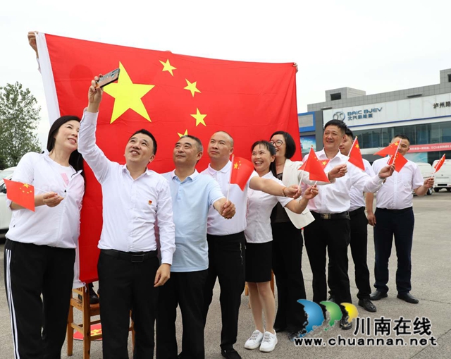 纳溪：喜庆“双节”，祝福祖国(图2)