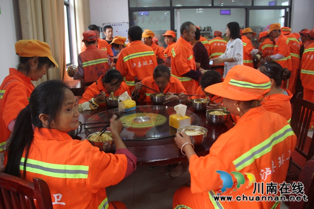 泸县：环卫工人同吃“国庆面”，共享“幸福面”(图1)