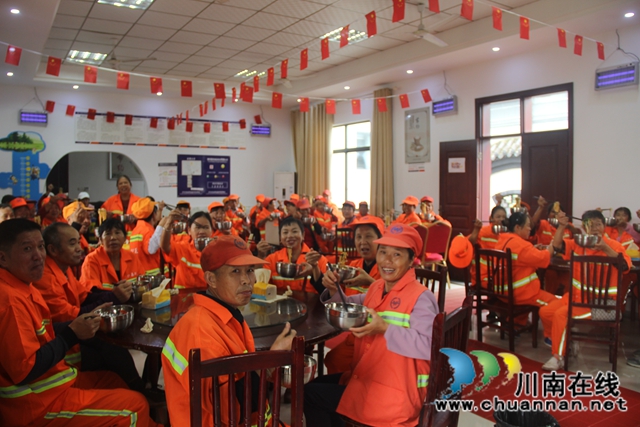 泸县：环卫工人同吃“国庆面”，共享“幸福面”(图3)