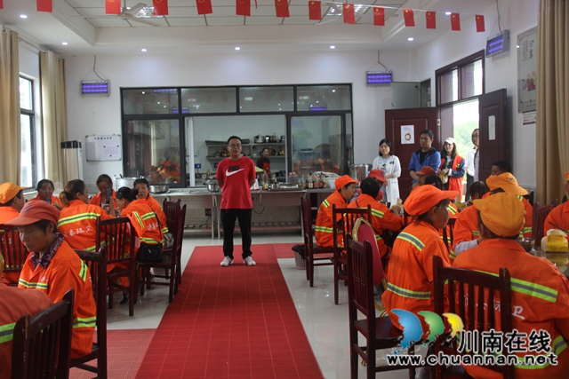 泸县：环卫工人同吃“国庆面”，共享“幸福面”(图2)