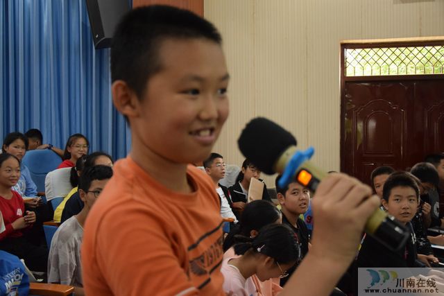 泸州十八中：心理健康讲座荡涤心灵 身心健康点亮未来(图2)