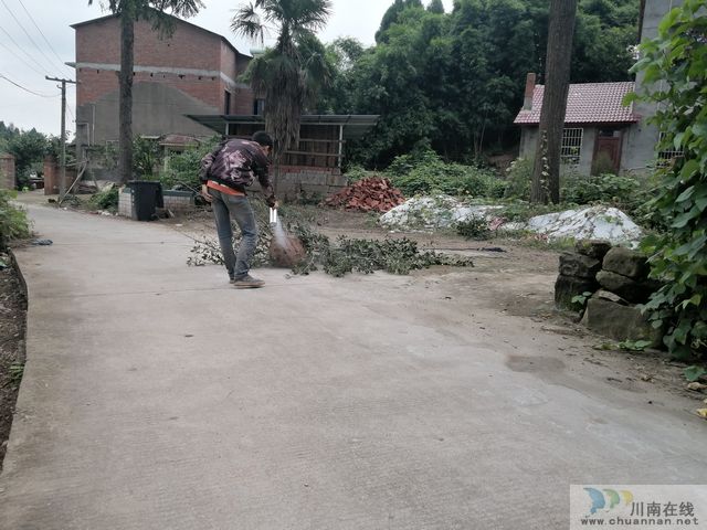 内江市经开区靖民镇双塘村：及时除隐患，保障“双节”假期安全(图2)