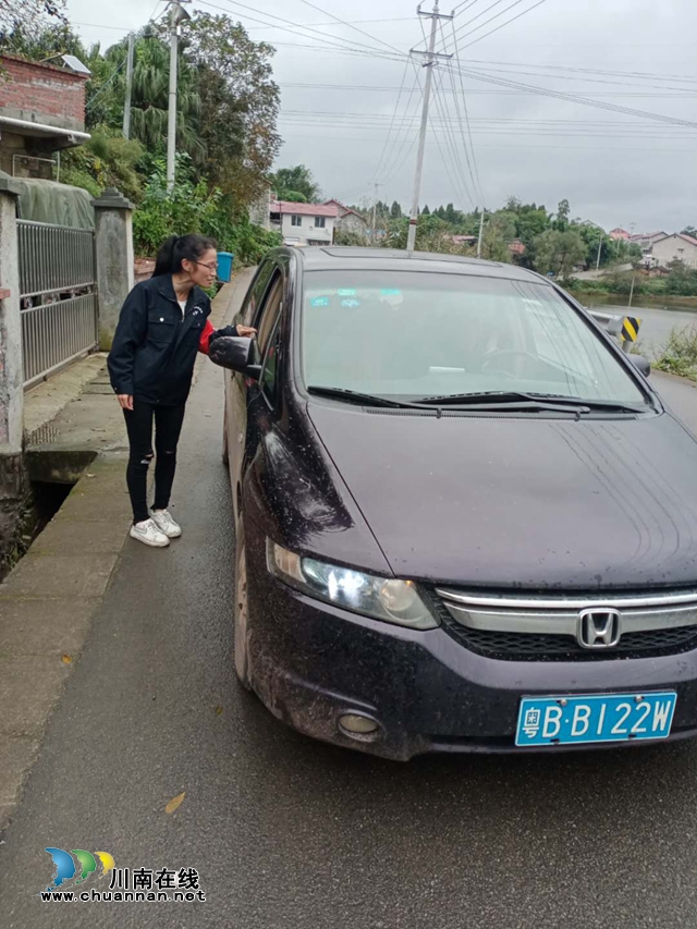 内江经开区靖民镇石坝村：“格格”成为交通劝导员(图1)