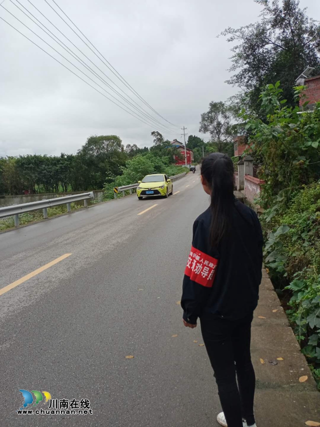 内江经开区靖民镇石坝村：“格格”成为交通劝导员(图2)