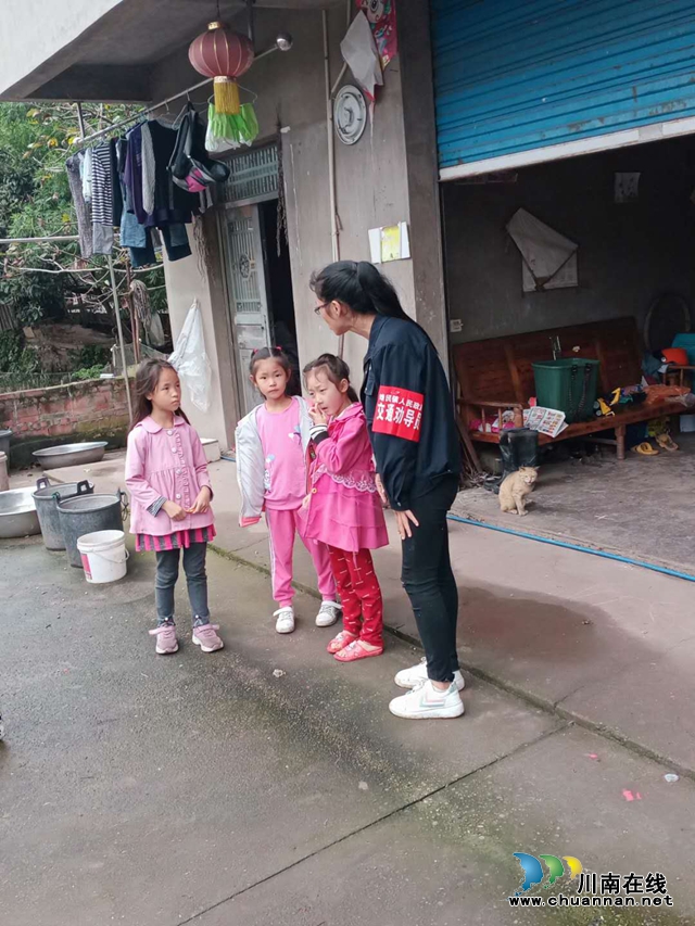 内江经开区靖民镇石坝村：“格格”成为交通劝导员(图3)