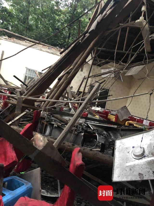 隆昌一农家乐屋顶垮塌，致26人受伤(图1)