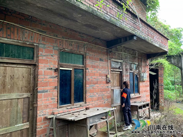 内江经开区靖民镇凉风社区开展制毒窝点排查(图1)