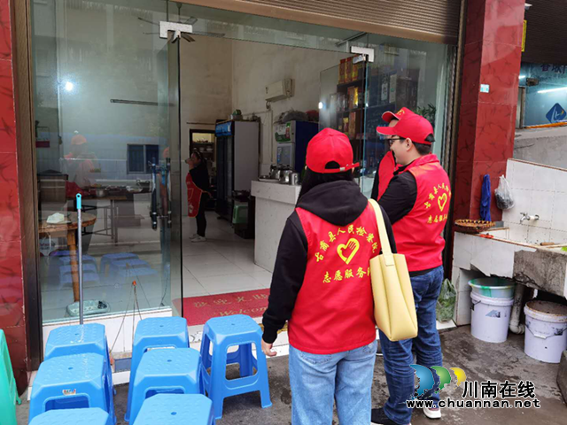 古蔺检察志愿服务队紧盯卫生死角优化人居环境(图1)