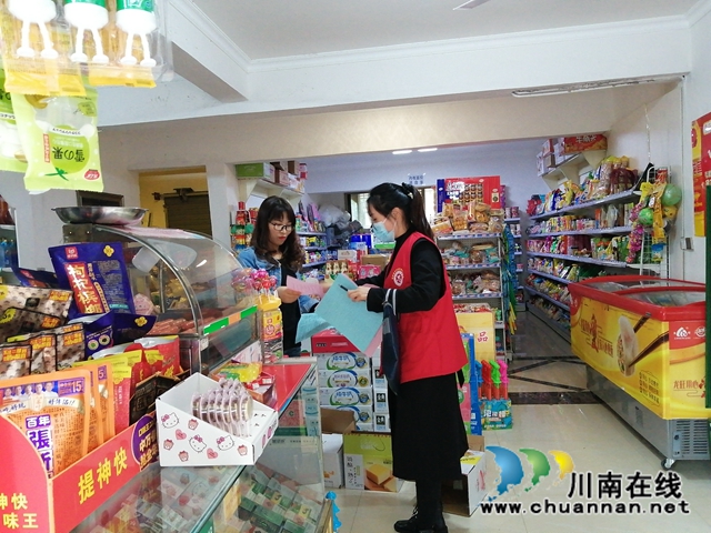 内江经开区双雁社区:开展创文创卫入户宣传工作 让文明深入人心 (图2) 内江经开区双雁社区:开展创文创卫入户宣传工作 让文明深入人心 (图2)