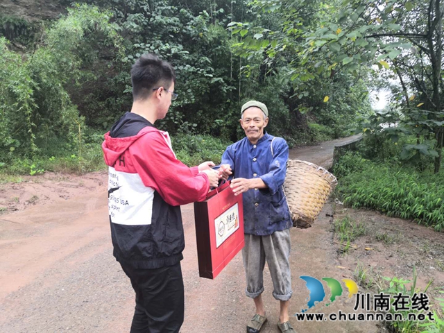 纳溪：“双节”送爱心，情暖贫困户(图1)