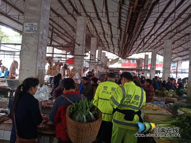 泸县立石镇：加强赶场天巡逻，护一方平安(图1)