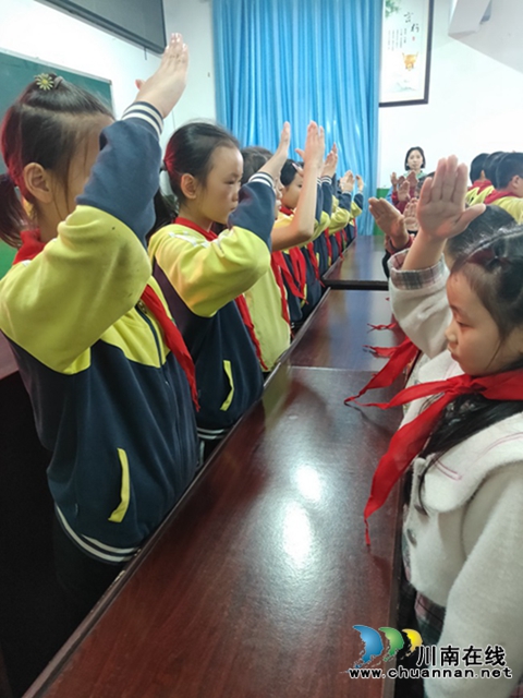纳溪区天仙镇中心小学开展新队员入队活动(图1)