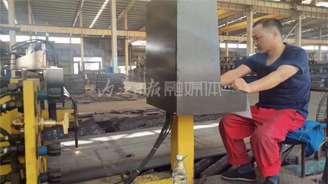 骄傲!地铁隧道里处处都有“内江造”的身影(图4) 骄傲!地铁隧道里处处都有“内江造”的身影(图4)