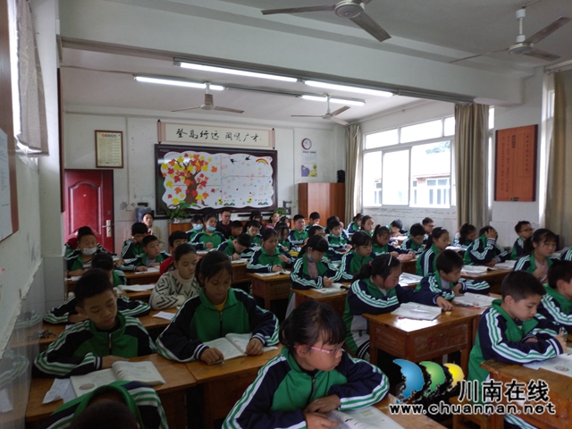 宜宾叙州区研培中心到南广初中开展教学视导(图2)